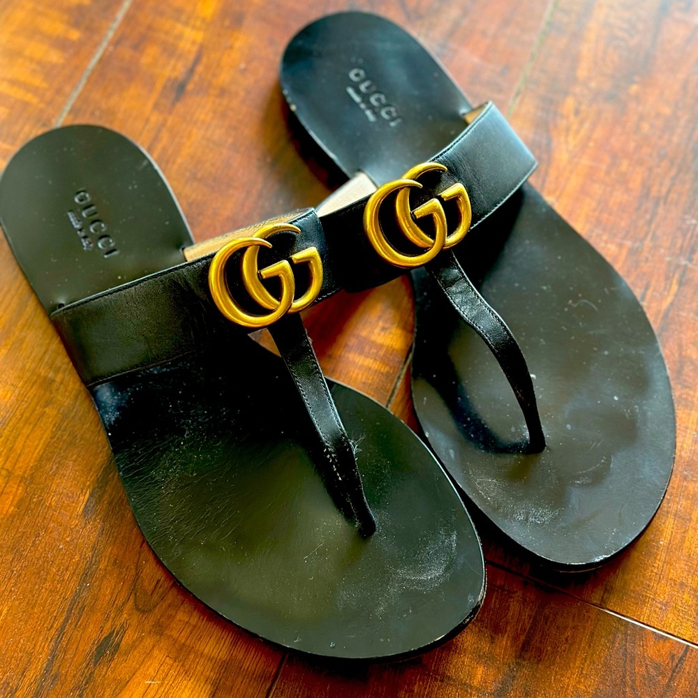 Authentic Gucci leather thong sandal with double G.